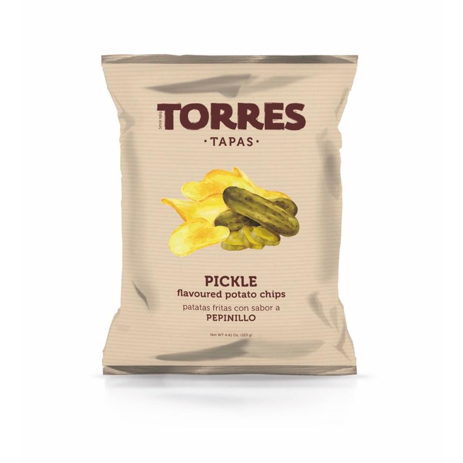Torres Pickle Crisps 125g bag with potato chips and gherkins illustration on a beige background.